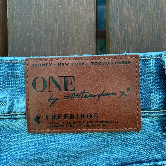 Distressed jeans - Picture 2 of 2